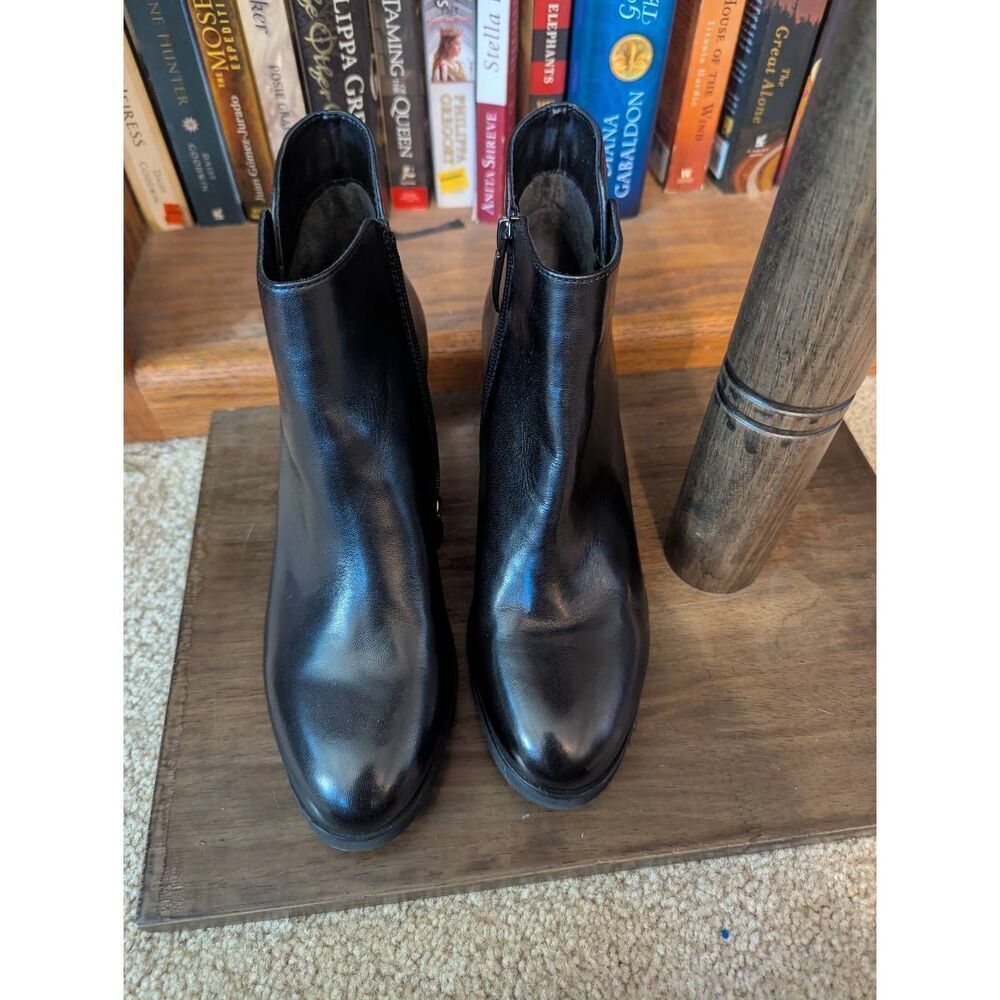 NWOB Regarde Le Ciel Women's Size 38 US 8 Black Leather Ankle Booties Boots
